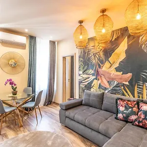  Apartment Jungle With 2 Bathrooms