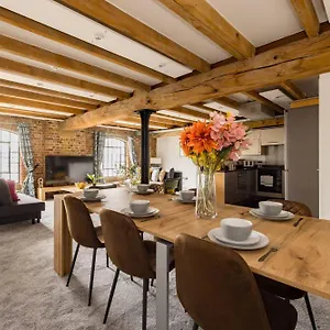 Wild Roses Serviced - Excel Warehouse 2 Apartment London